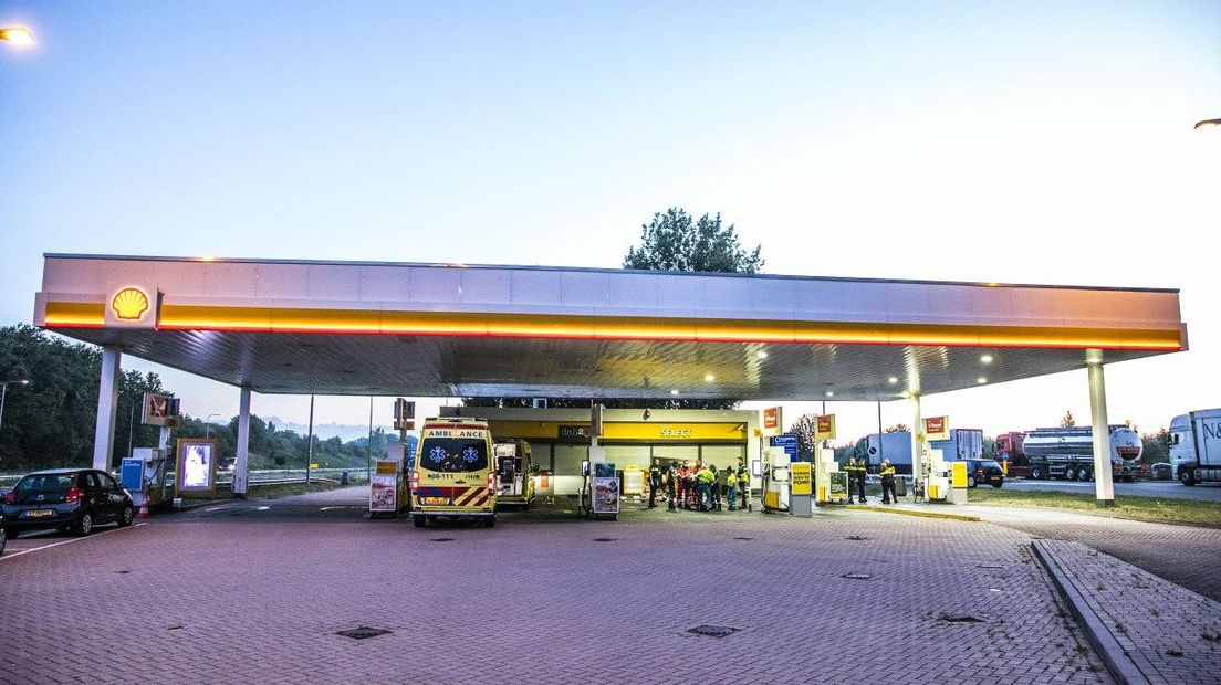 De motorrijder reed de winkel van het tankstation bij Elst binnen.