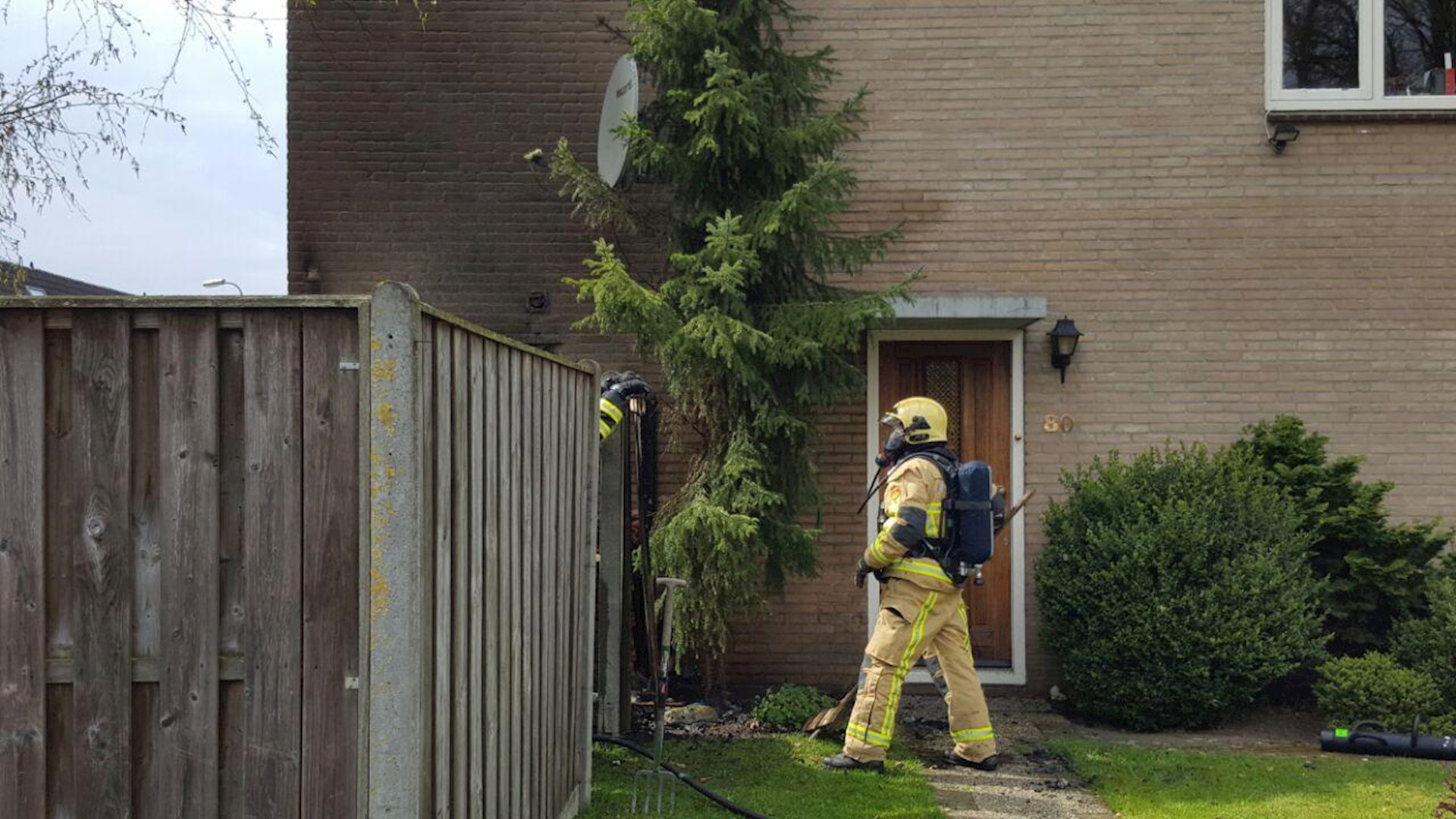 Brandweer blust brandende kliko bij woning in Hengelo RTV Oost