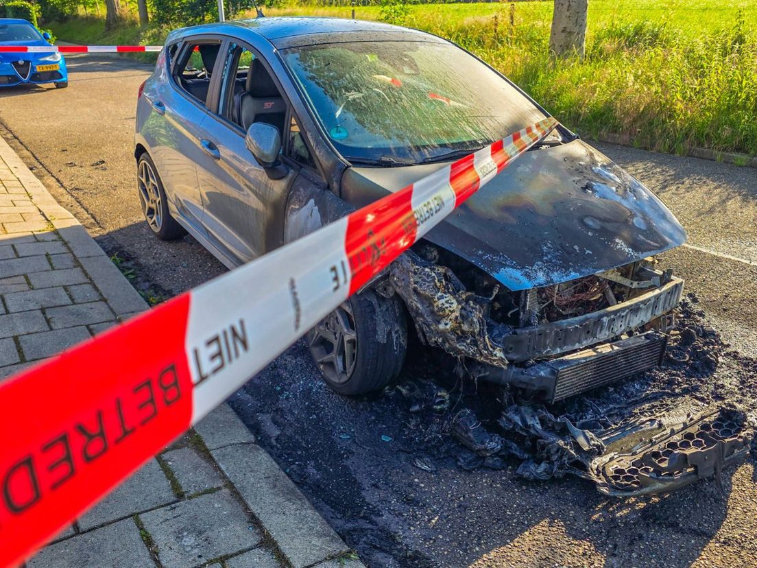De verwoeste auto.
