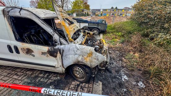 Bestelbus in vlammen op