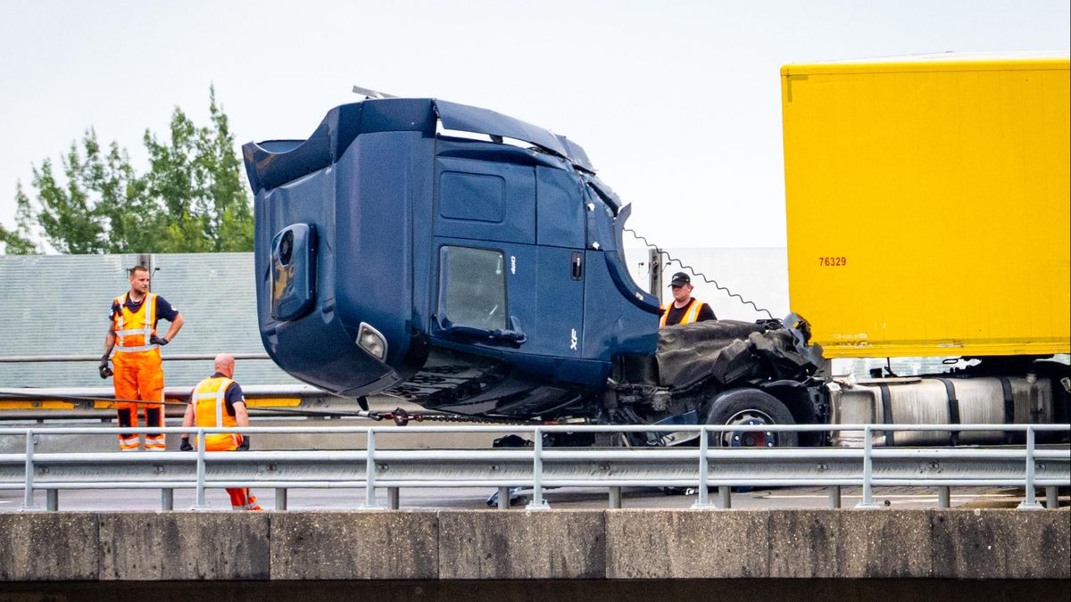 Vrachtwagen voorover geklapt na botsing met vangrail, snelweg blijft urenlang dicht