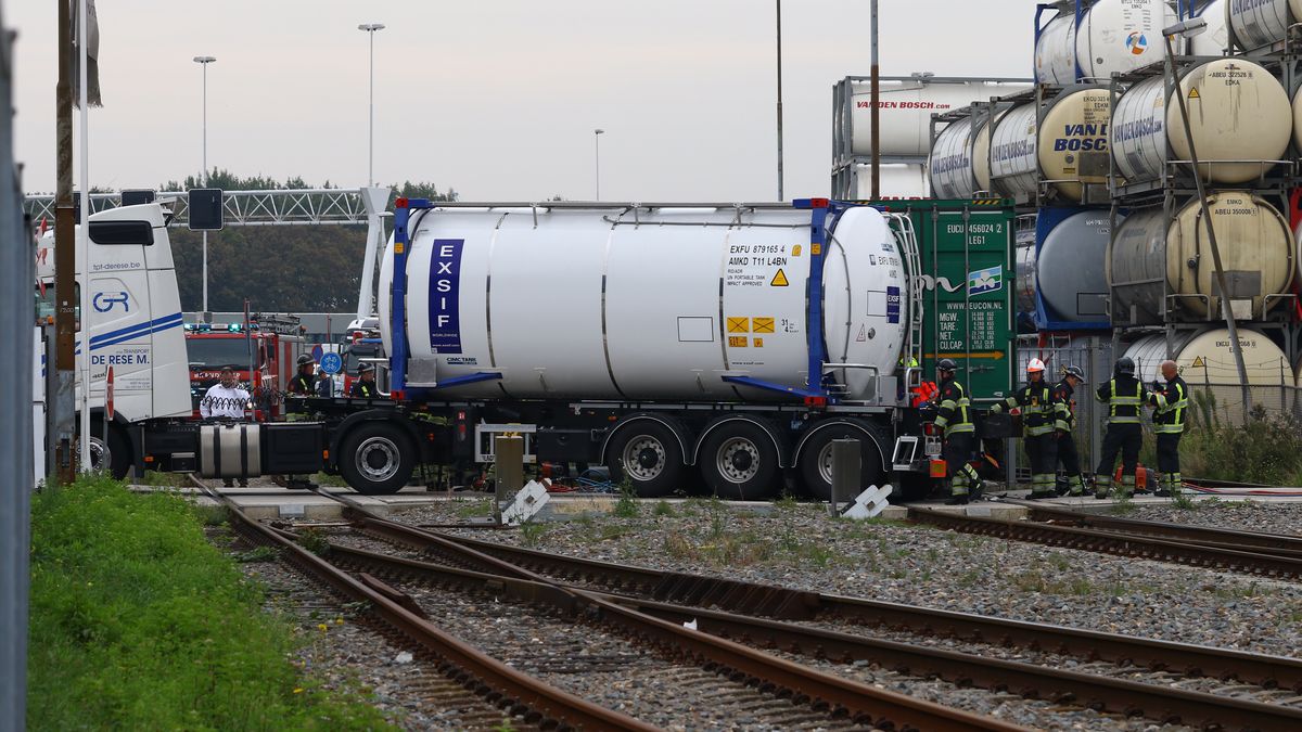 Man zwaargewond na beknelling tussen trein en vrachtwagen bij Pernis