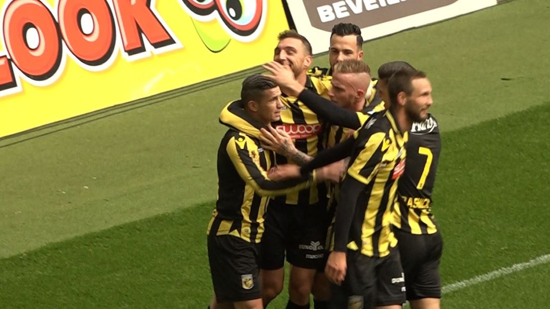 Vitesse heeft zondagmiddag niet de spanning in de eredivisie terug kunnen brengen. De topper tegen PSV ging met 2-4 verloren, er was veel strijd, maar mede door twee fouten van Vitesse-doelman Remko Pasveer kon Vitesse de wedstrijd niet tot een goed einde brengen.