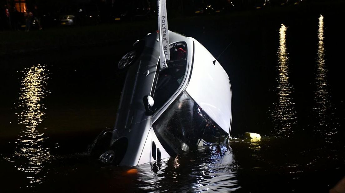 Het is nog niet duidelijk waardoor de auto in het kanaal belandde