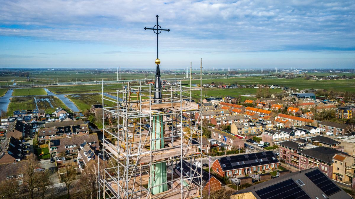 Herbouw afgebrande kerk bijna klaar, kruis weer teruggeplaatst
