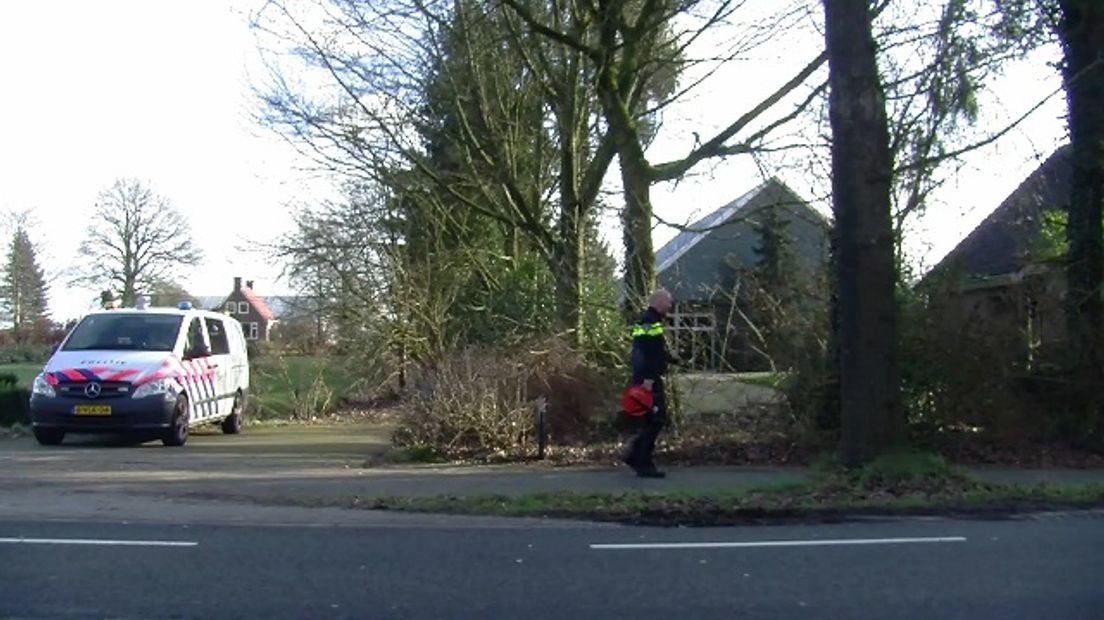 De politie doet onderzoek op de plek van het ongeluk (Rechten: Van Oost Media)