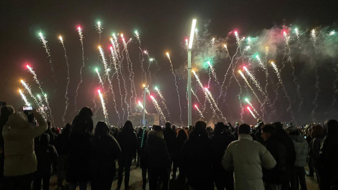 Voor het in brand steken van de stapel ging vuurwerk de lucht in