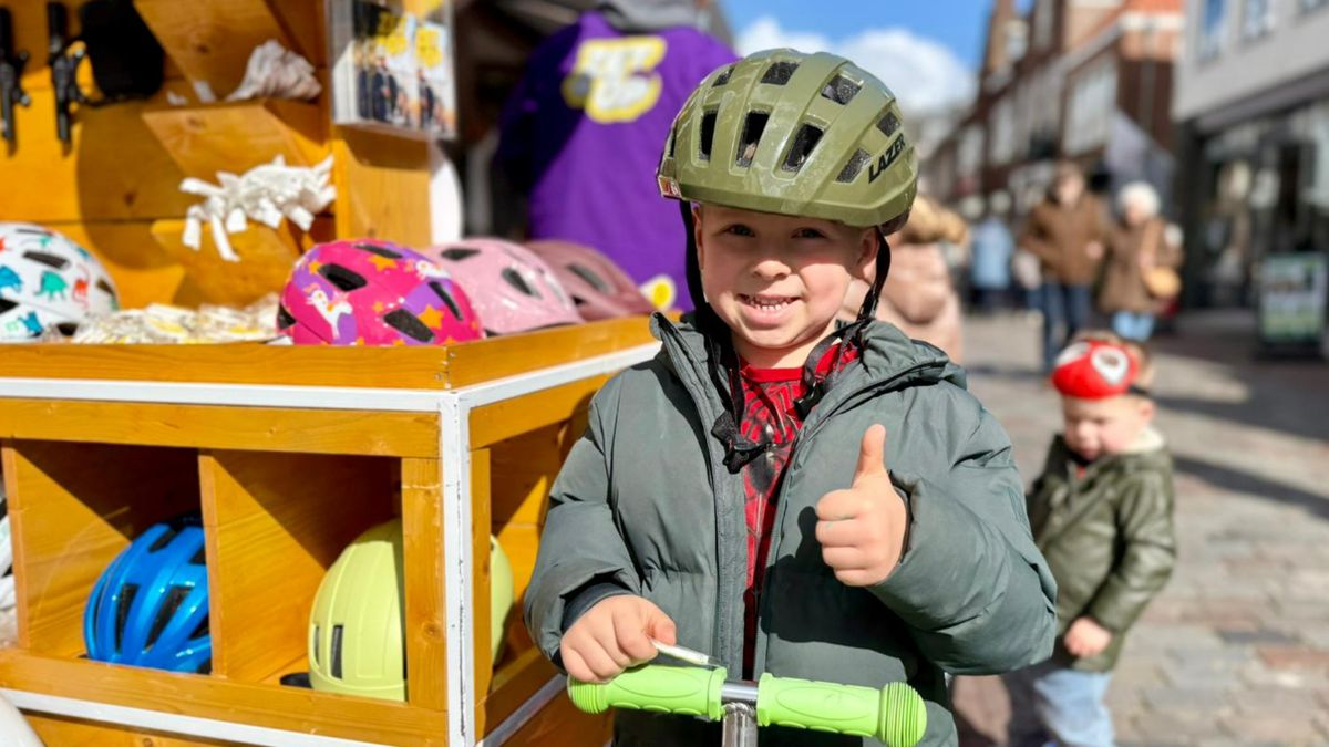 Lelijk of toch wel heel veilig? In IJsselstein proberen inwoners de fietshelm