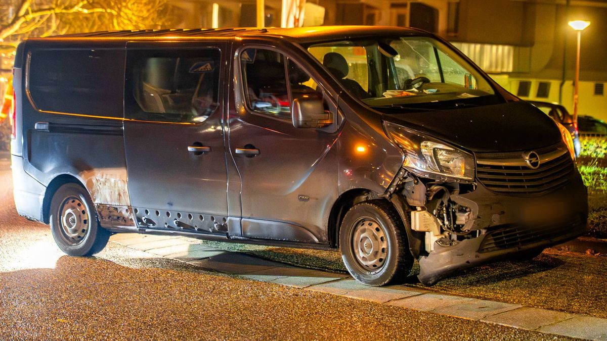 Bestelbusje en auto botsen