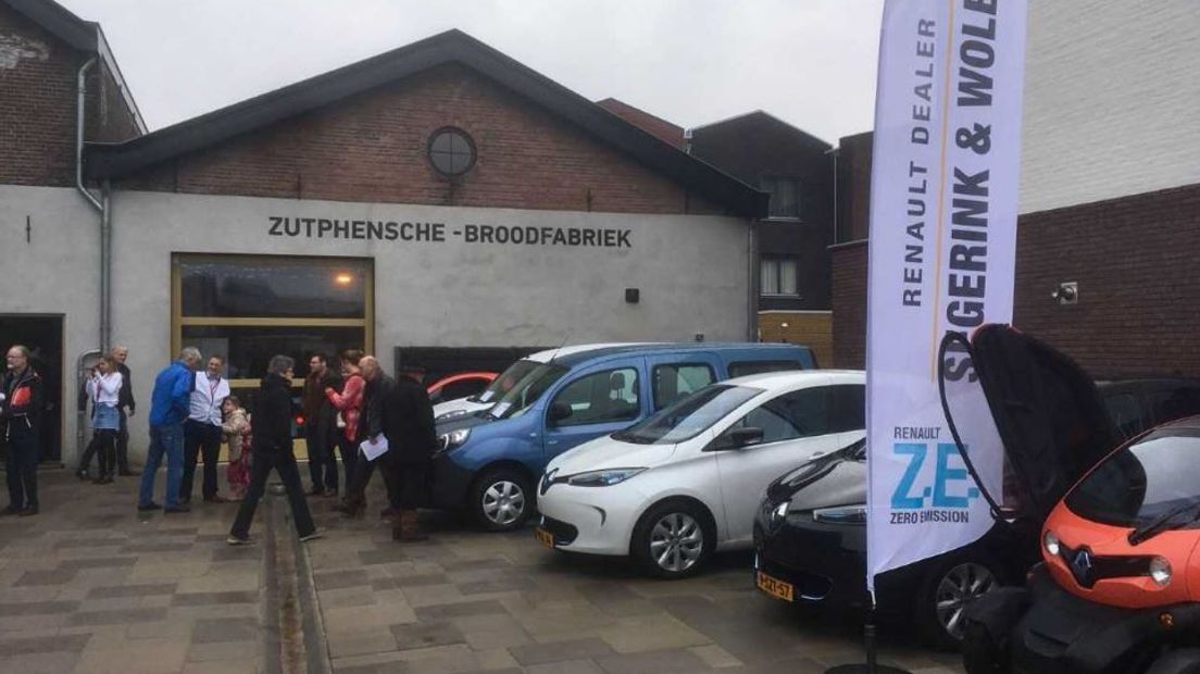 Zutphen staat vandaag helemaal in het teken van de elektrische auto. In en bij de Broodfabriek in het Noorderhavenkwartier kunnen inwoners en andere bezoekers allerlei soorten elektrische auto's en scooters testen.