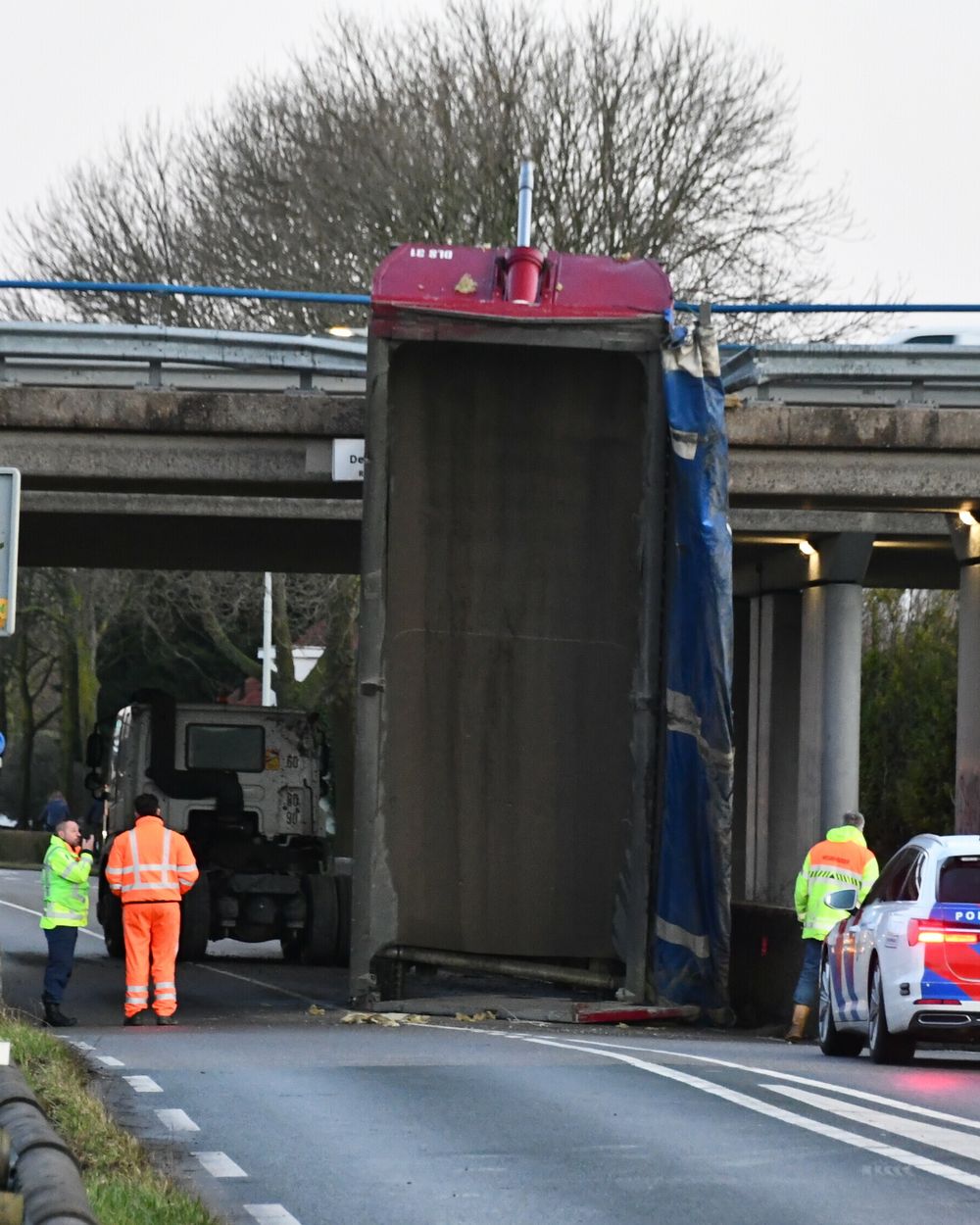 Vrachtwagen rijdt tegen viaduct A58 Omroep Zeeland