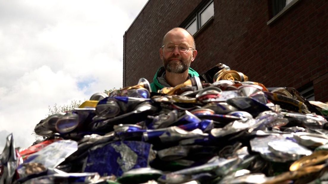 Frits van der Schans met 10-duizend blikjes afval.
