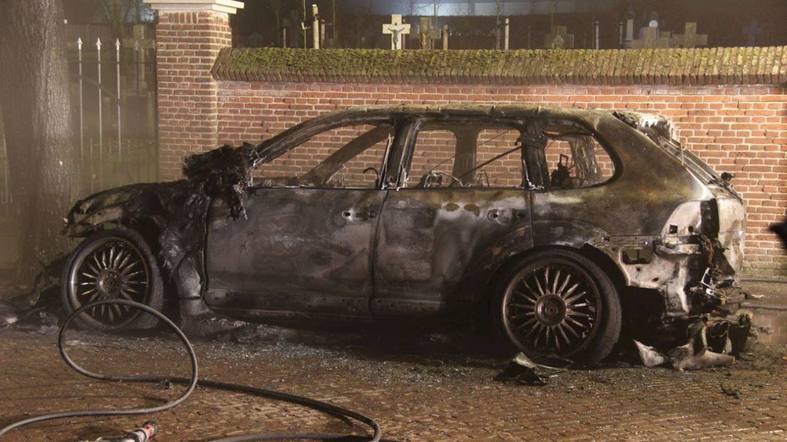 Dure Porsche gaat in vlammen op in Wierden