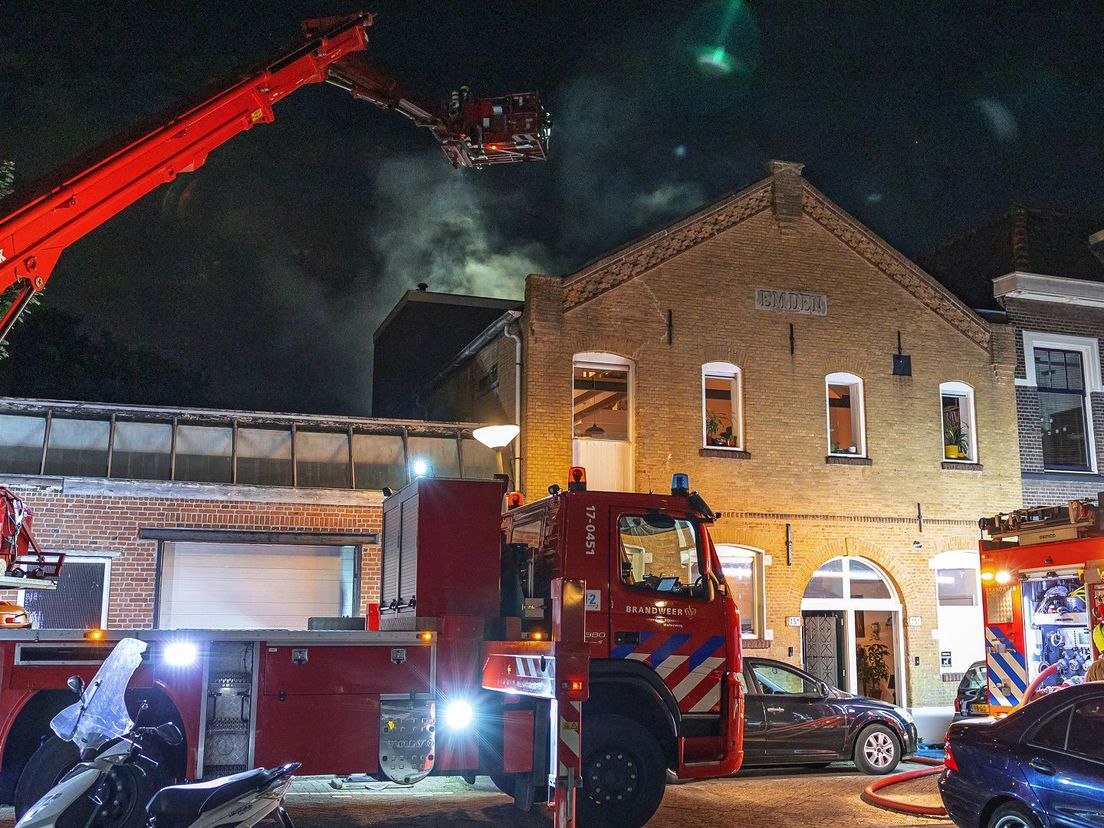 Het dak van een huis in Schiedam stond in brand