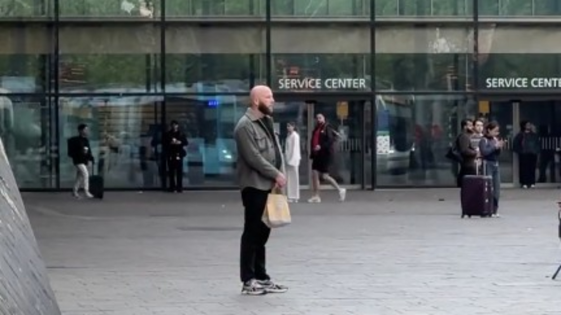 Op het plein voor Rotterdam CS stonden meerdere mensen stil op 4 mei om 20:00 uur.