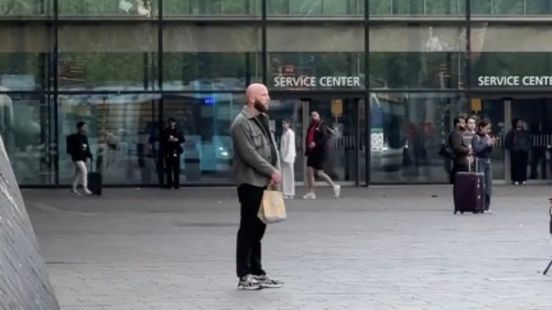 Deze mensen stonden stil tijdens Dodenherdenking