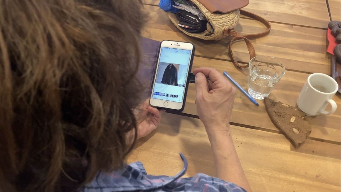 Smeets wil leren hoe ze met de app Vinted haar oude kleren verkoopt.