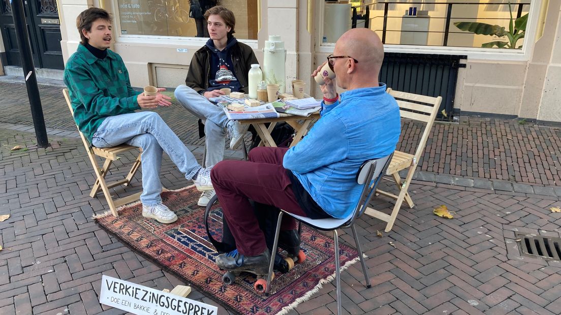 Theatermaker Xander (links) in gesprek over de verkiezingen.