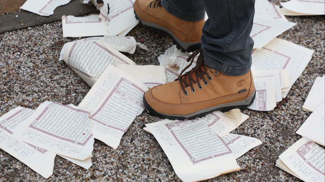 Verscheurde pagina's uit de Koran op de grond