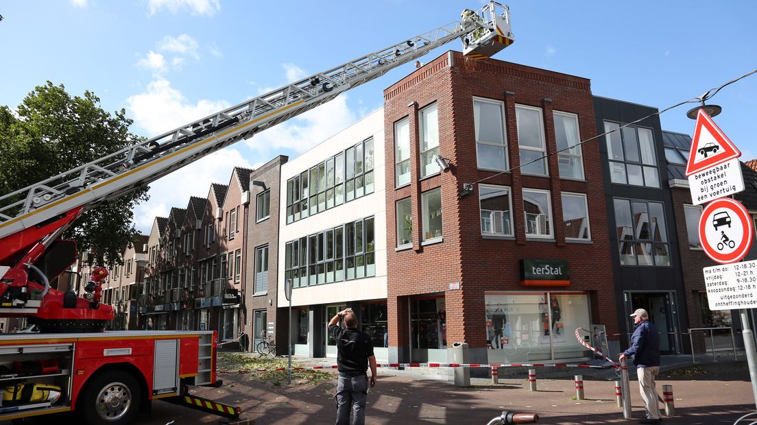 Stormschade in Woerden, dakbedekking laat los.