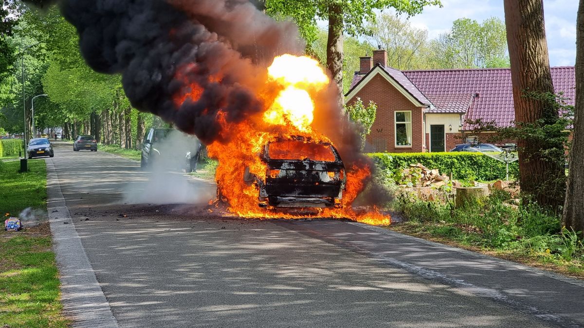 Auto brandt uit in Westerbroek; meisje van 4 jaar ziet speelgoed in vlammen opgaan
