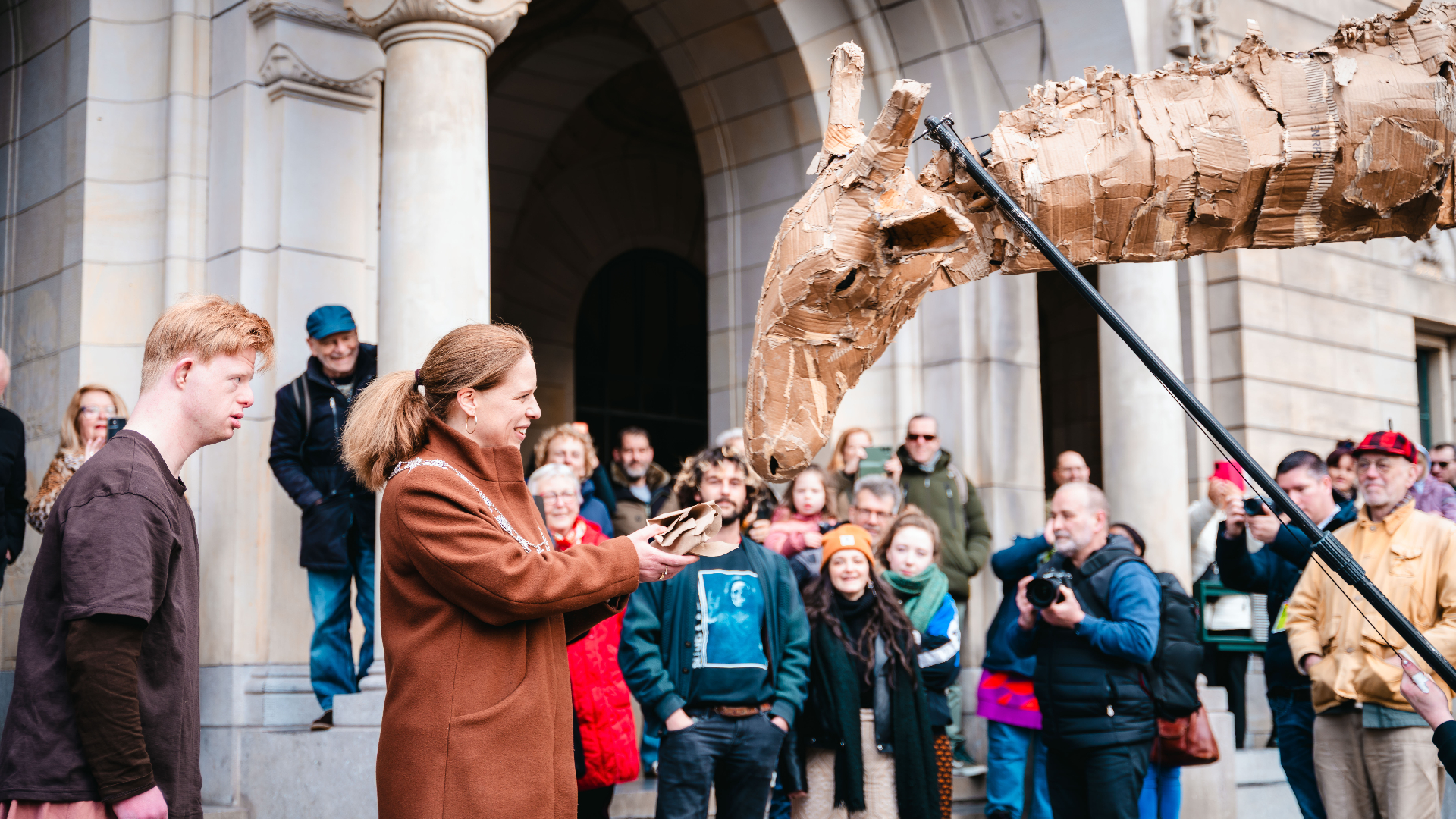 Burgemeester Schouten begroet de giraf.
