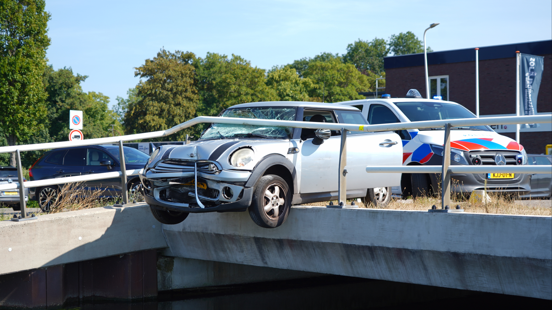 Zowel de brug als de auto liep flinke schade op.