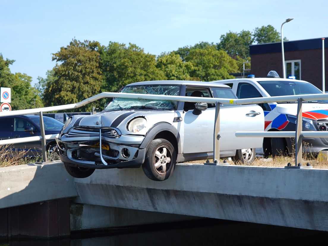 Zowel de brug als de auto liep flinke schade op.