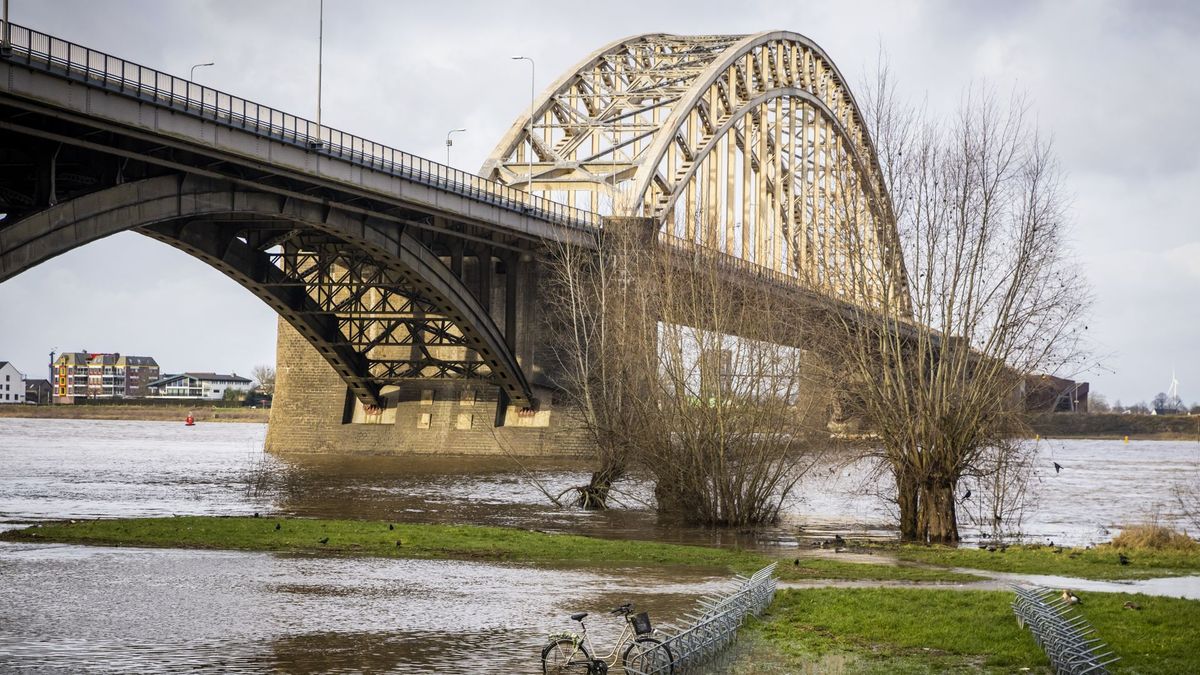 Waalbrug 90 jaar: icoon vol geschiedenis snakt naar een verfbeurt