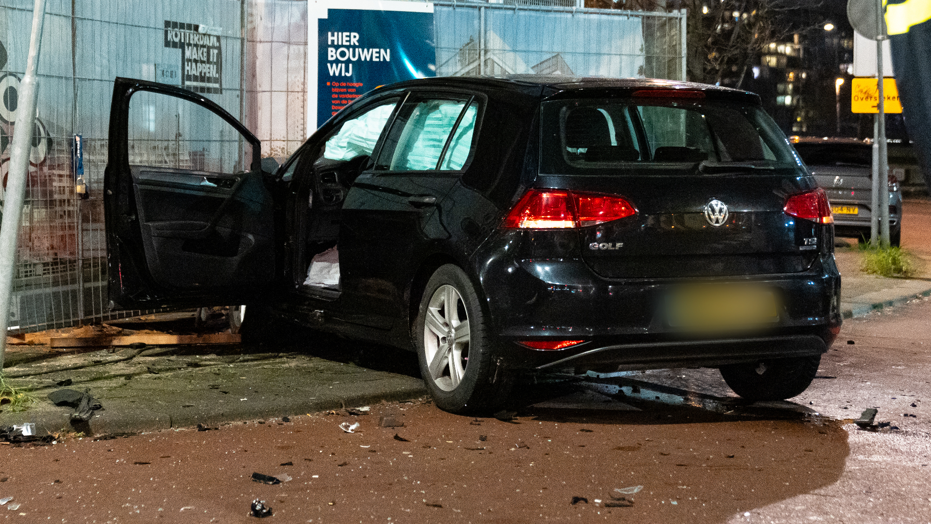 Automobilist naar ziekenhuis en flinke schade na botsing.