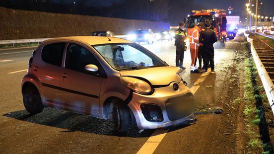 Twee ongelukken op A4, auto botst tegen vangrail en verliest linker voorkant. Twee ongelukken op A4, auto botst tegen vangrail en verliest linker voorkant.