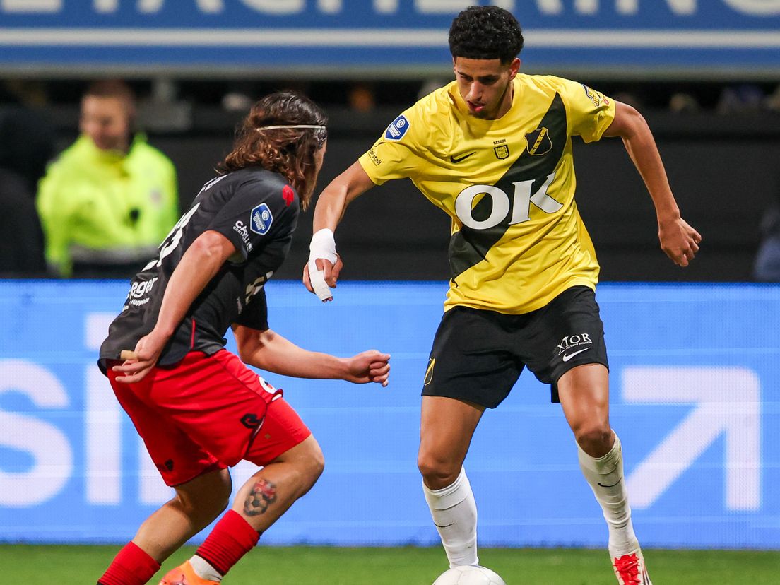 Oud-Spartaan Nassoh in duel met Yegoian tijdens Excelsior-NAC