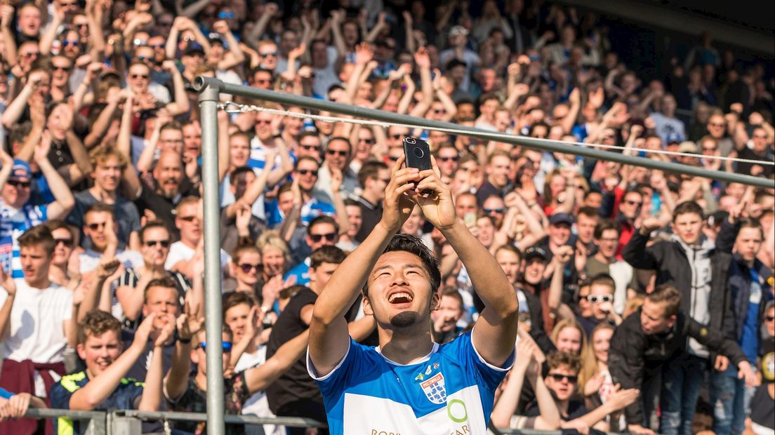 Nakayama viert feest met de supporters van PEC Zwolle