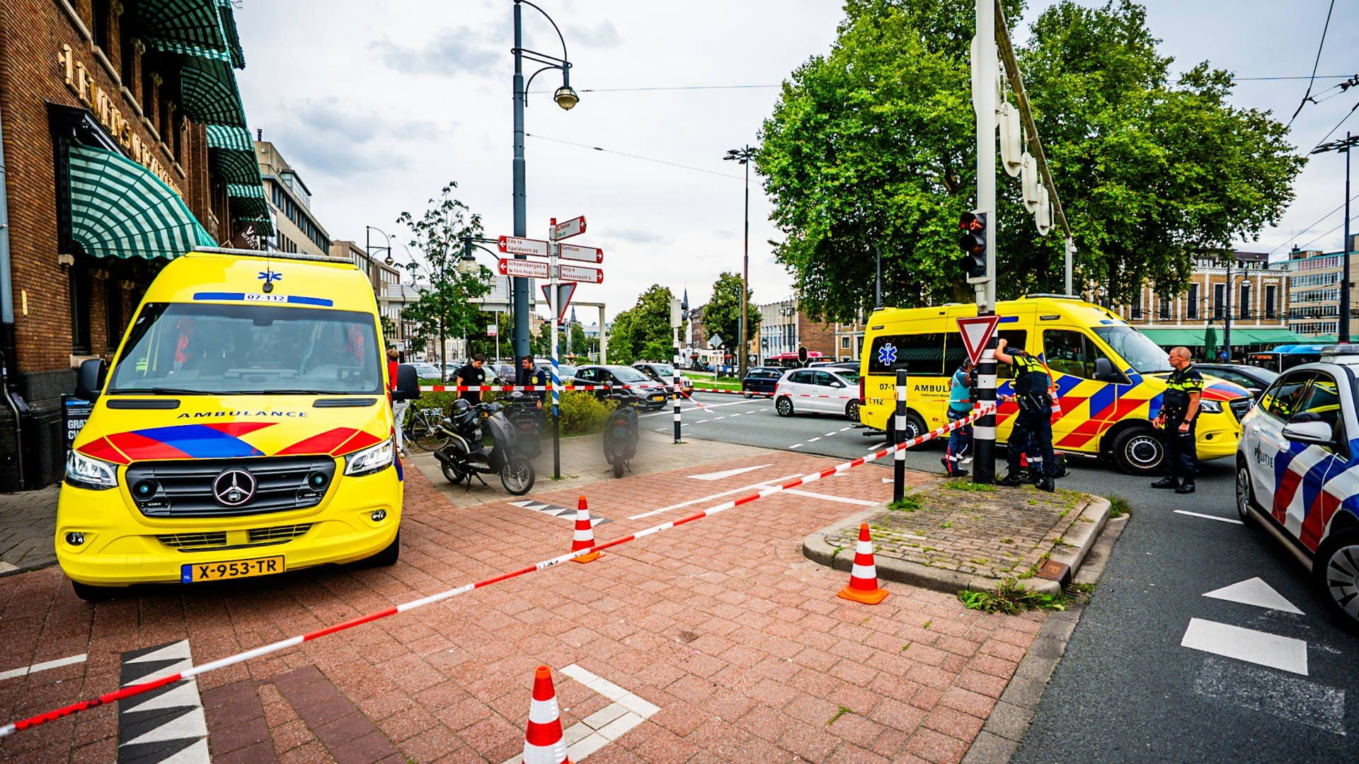 Aanrijding centrum Arnhem • auto's vernield