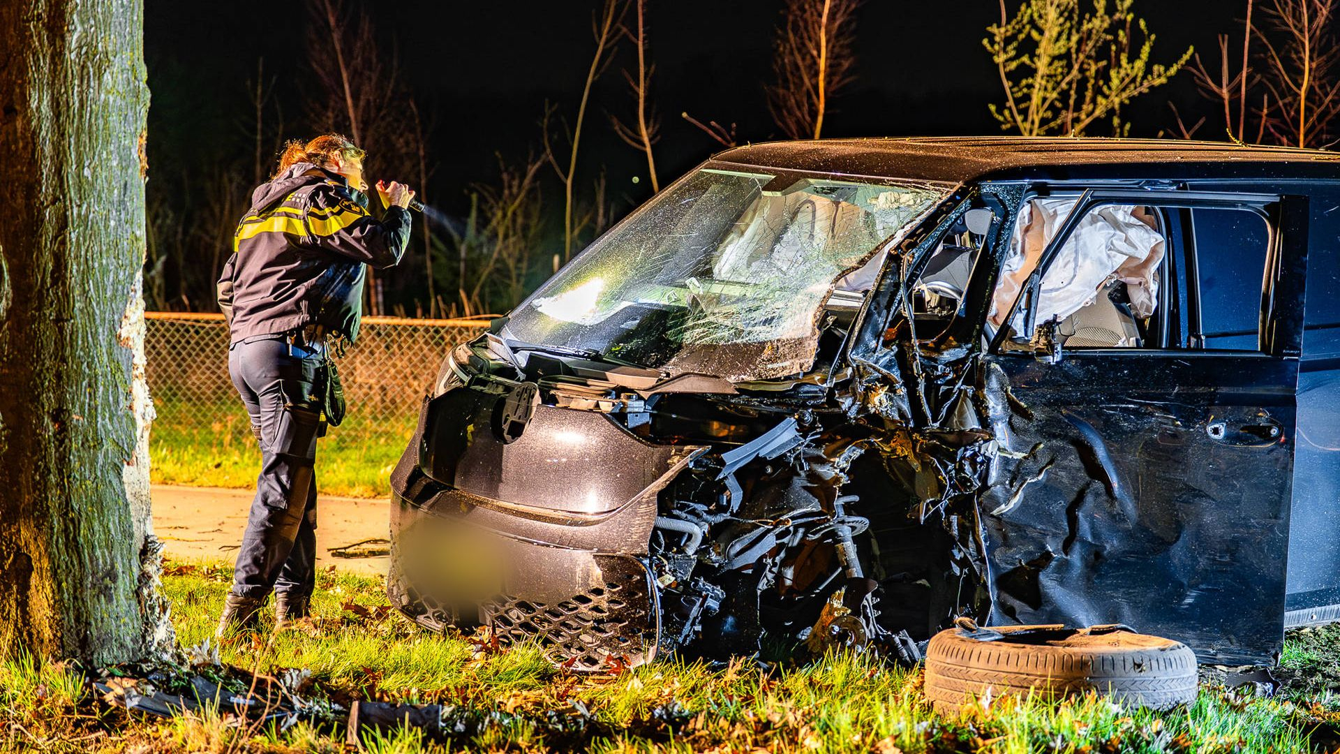 De schade aan het busje is groot.