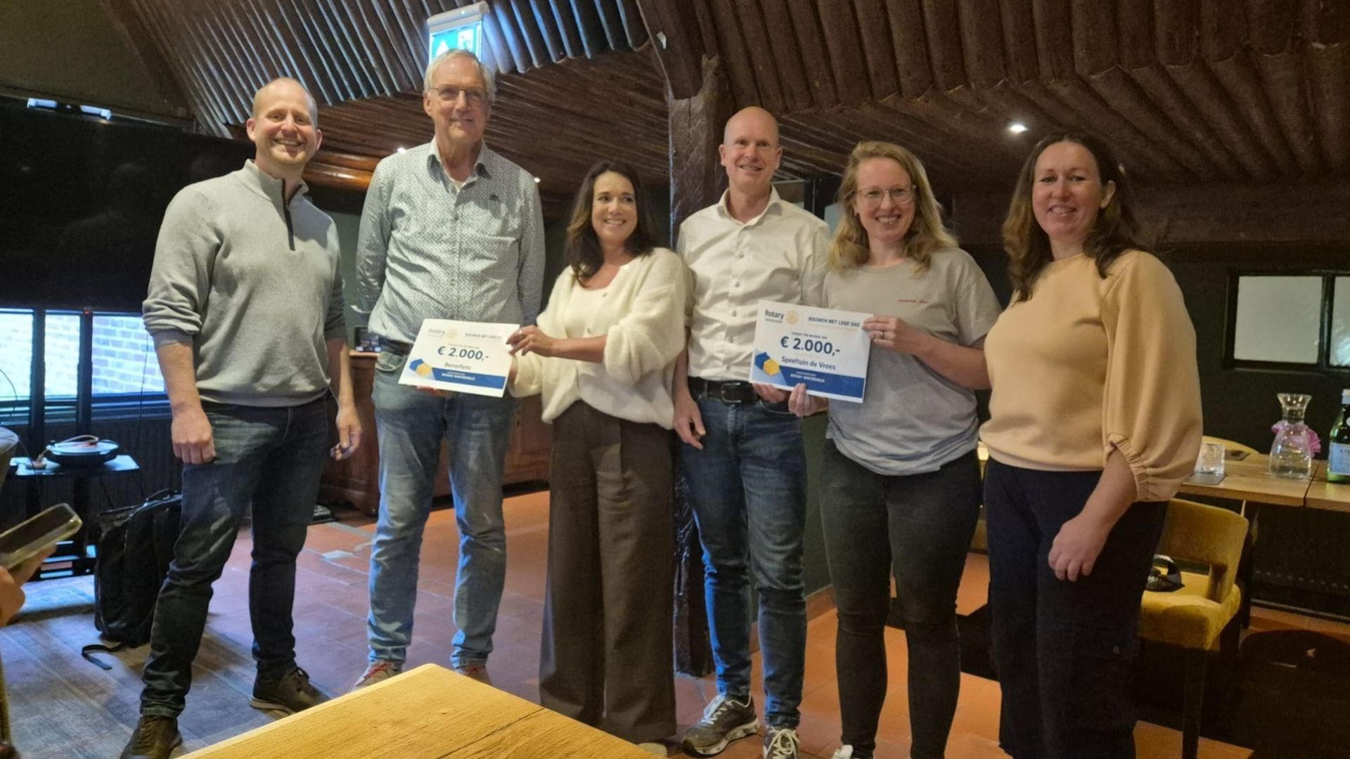 Mark en Ben ontvangen namens de Rotary de cheque van Dunya Krosenbrink en Robert Berg.