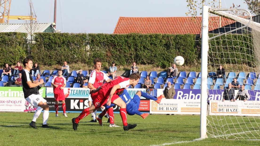 Ruben Hollemans kopt de 2-3 binnen, het is niet genoeg om de nederlaag te voorkomen