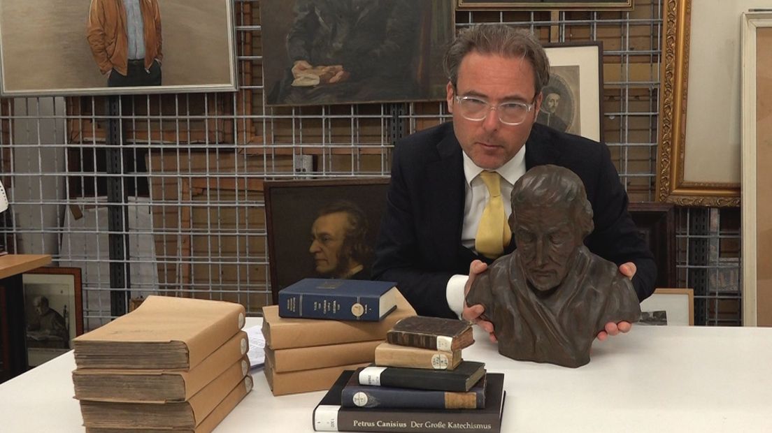 Ridder Bas ontmoet de heilige Canisius in het Katholiek Documentatie Centrum