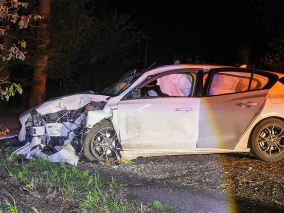 Auto knalt tegen boom in Tiendeveen, drie gewonden