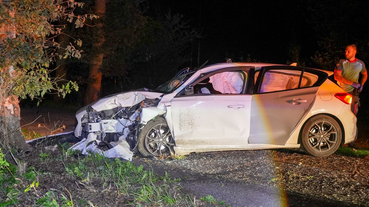 Auto knalt tegen boom in Tiendeveen, drie gewonden