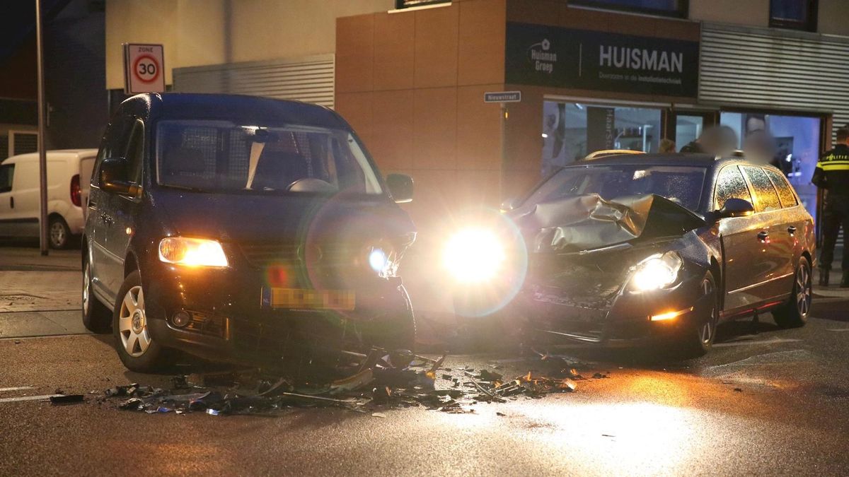 Busje en auto botsen in Daarlerveen, verkeer loopt vast