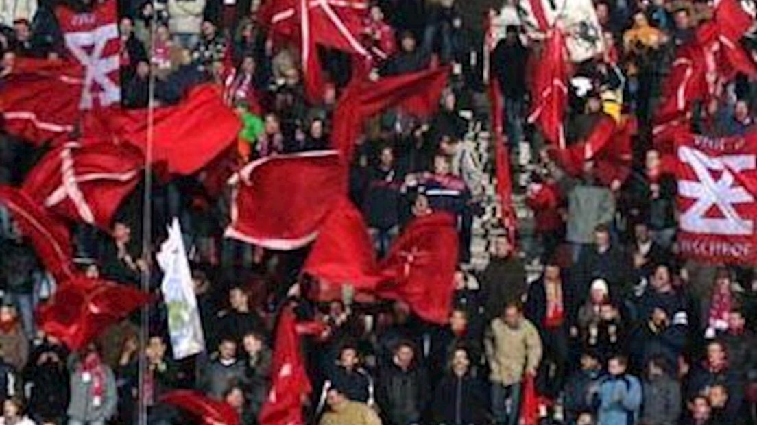 Geen supporters naar Polen