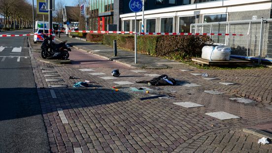 Scooterrijder naar ziekenhuis na botsing met bestelbus. Scooterrijder naar ziekenhuis na botsing met bestelbus.