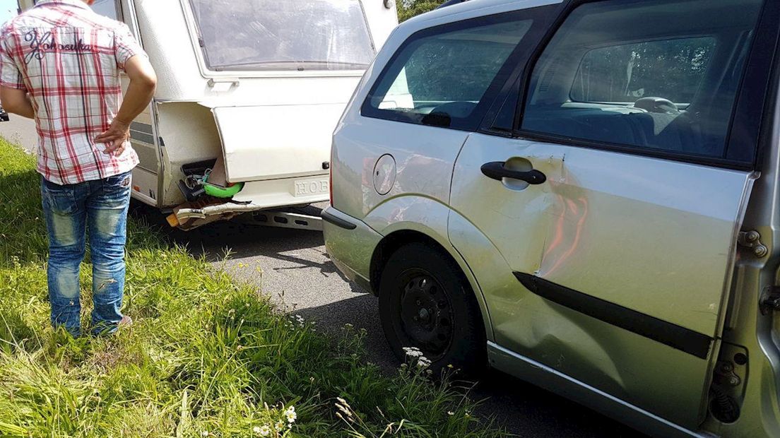 Caravan en auto hebben schade