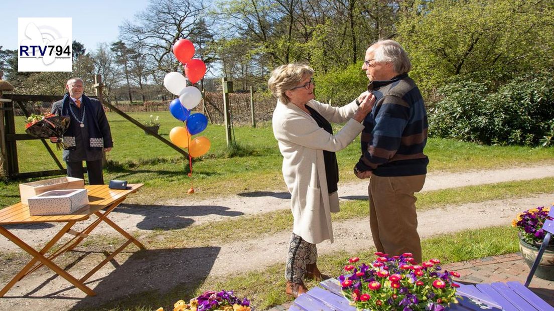 Ben Jonker krijgt het lintje opgespeld