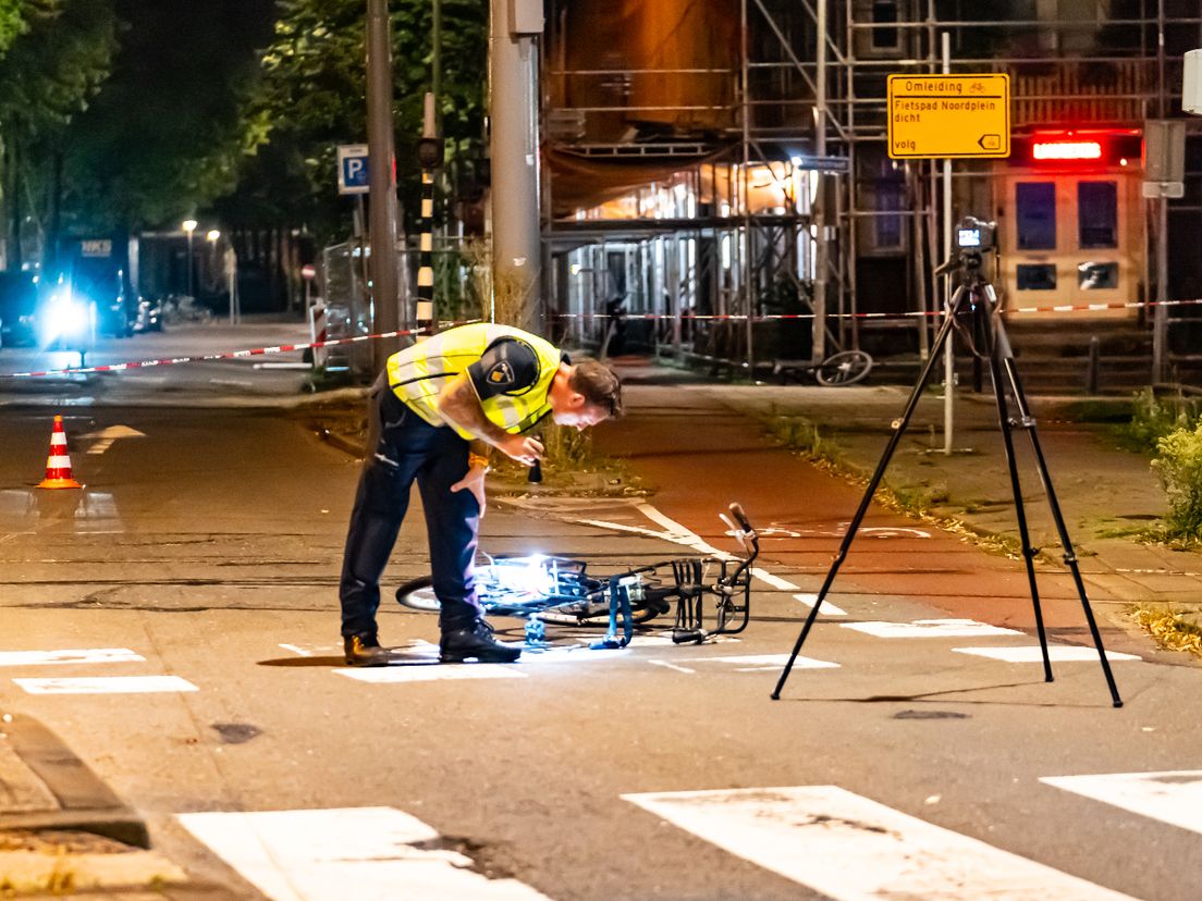 De politie doet onderzoek nadat een fietser is aangereden door een weggereden automobilist