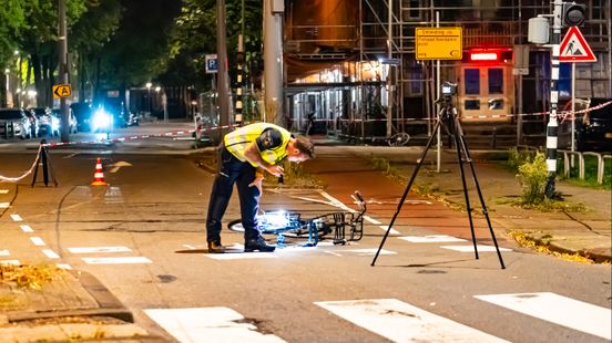 Fietser zwaargewond na aanrijding, doorrijder verliest kentekenplaat. Fietser zwaargewond na aanrijding, doorrijder verliest kentekenplaat.