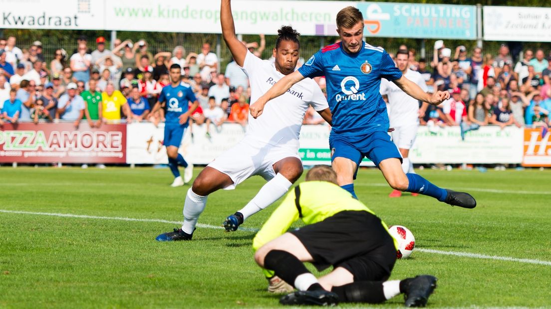 Dylan Vente opent de score voor Feyenoord tegen het Zeeuws Elftal