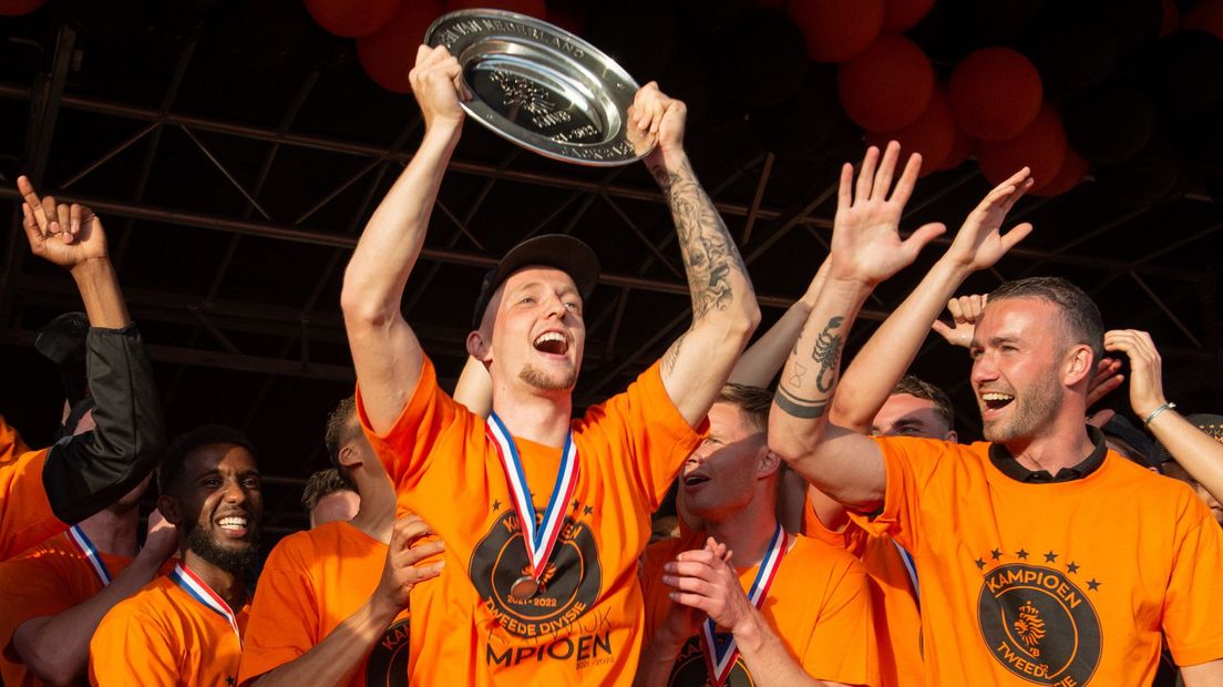 VV Katwijk wordt gehuldigd na het behalen van het kampioensschap