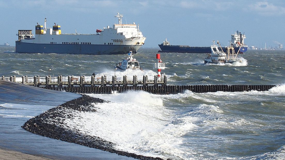 Schepen passeren Vlissingen op de Westerschelde